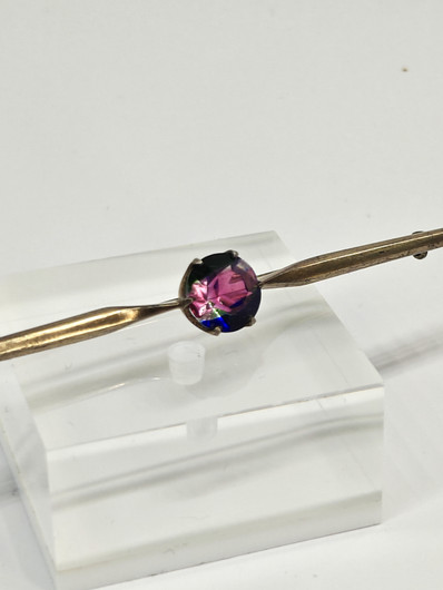 Vintage hopeinen rintakoru korukivellä