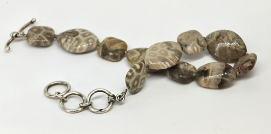 Vintage hopeinen fossiili rannekoru 