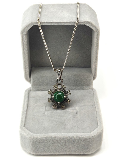 test    Vintage hopeinen jade riipus ketjulla