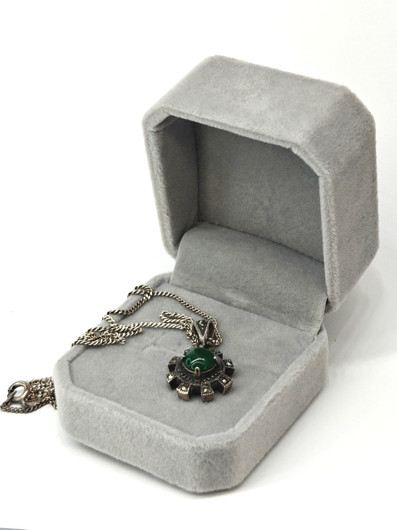 test    Vintage hopeinen jade riipus ketjulla