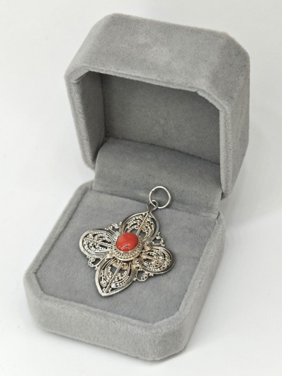 Vintage hopeinen koralli ripus