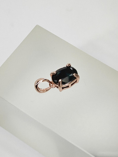 yksilöllinen hopeariipus  Safiirilla