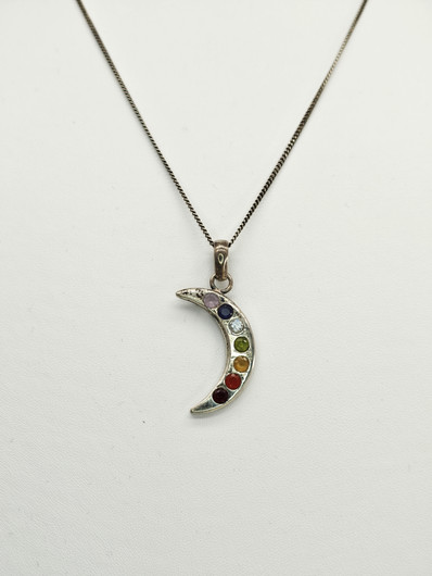 Vintage hopeinen riipus korukivillä