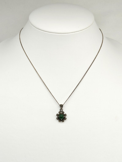 test    Vintage hopeinen jade riipus ketjulla