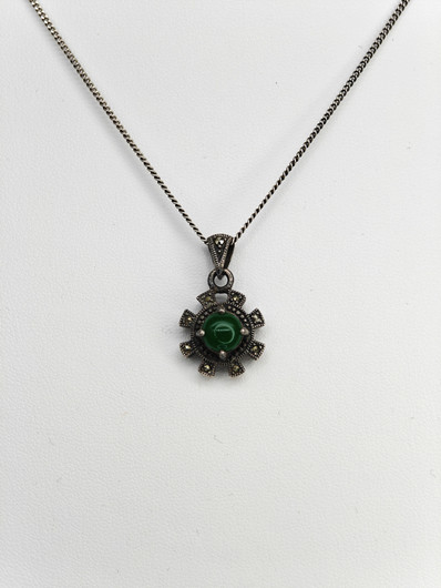 test    Vintage hopeinen jade riipus ketjulla