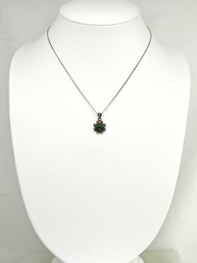 test    Vintage hopeinen jade riipus ketjulla