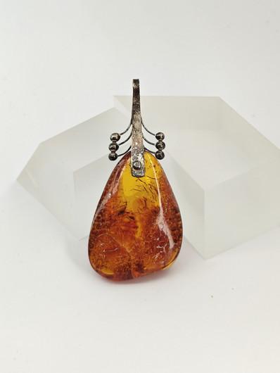 Vintage riipus suurella Itä-meren meripihkalla