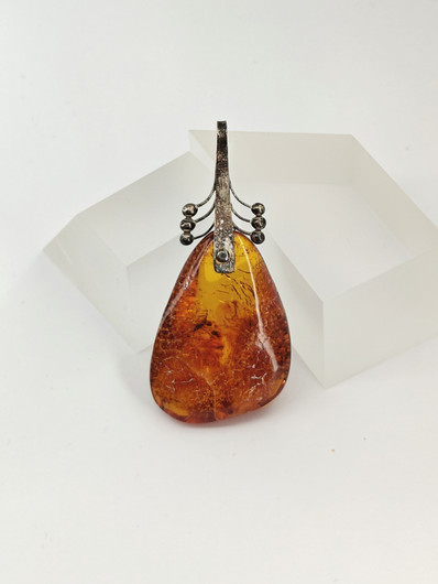 Vintage riipus suurella Itä-meren meripihkalla