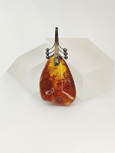 Vintage riipus suurella Itä-meren meripihkalla