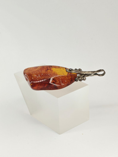 Vintage riipus suurella Itä-meren meripihkalla