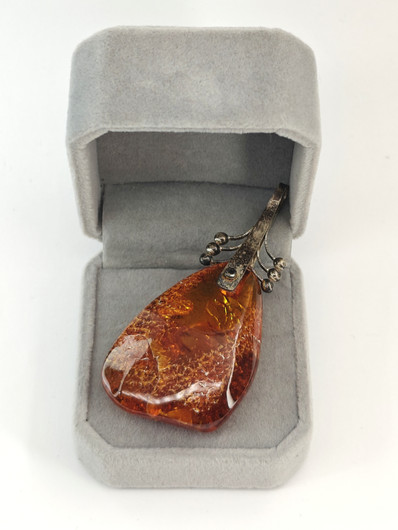 Vintage riipus suurella Itä-meren meripihkalla