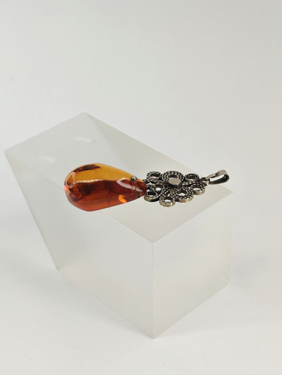 Vintage riipus Itä-meren meripihkalla