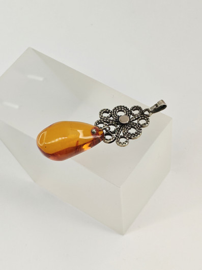 Vintage riipus Itä-meren meripihkalla