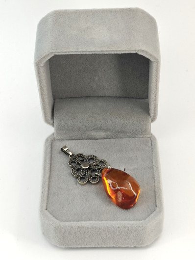 Vintage riipus Itä-meren meripihkalla