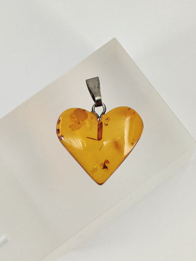 Vintage sydän riipus Itä-meren meripihkalla