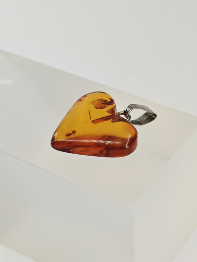 Vintage sydän riipus Itä-meren meripihkalla