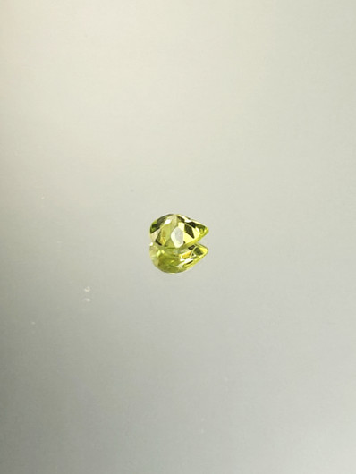 Peridootti 0,6 ct pisara