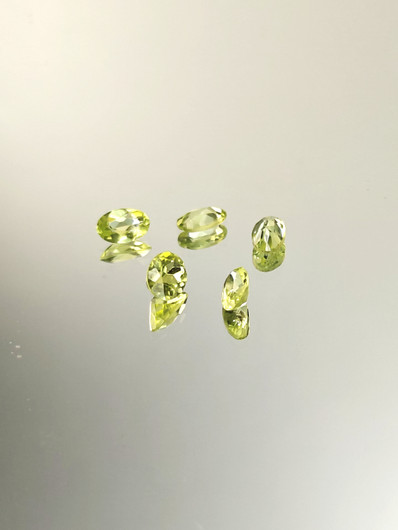 Peridootti erä ( 5 x 4 - 5 x 3 mm) ovaali