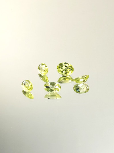 Peridootti erä ( 5 x 4 - 5 x 3 mm) ovaali