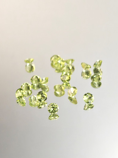 Peridootti erä ( 4 - 3 mm) pyöreä