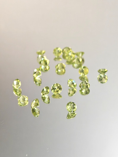 Peridootti erä ( 4 - 3 mm) pyöreä