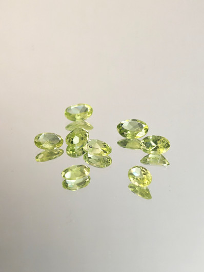 Peridootti erä ( 6 x 4 - 5 x 3 mm) ovaali