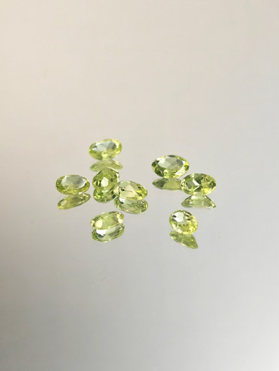 Peridootti erä ( 6 x 4 - 5 x 3 mm) ovaali