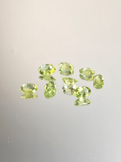 Peridootti erä ( 6 x 4 - 5 x 3 mm) ovaali