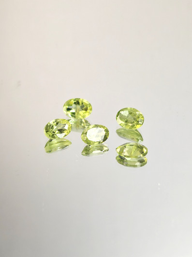Peridootti erä ( 7 x 5 - 6 x 4 mm) ovaali