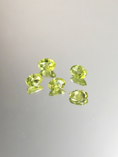 Peridootti erä ( 7 x 5 - 6 x 4 mm) ovaali
