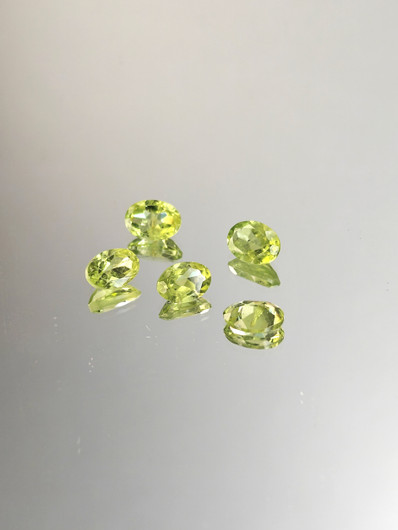 Peridootti erä ( 7 x 5 - 6 x 4 mm) ovaali