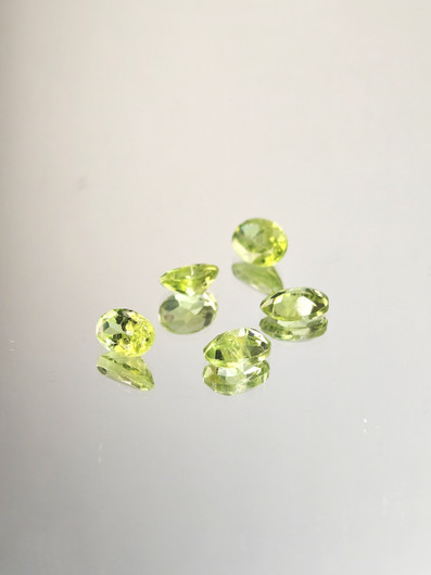 Peridootti erä ( 7 x 5 - 6 x 4 mm) ovaali