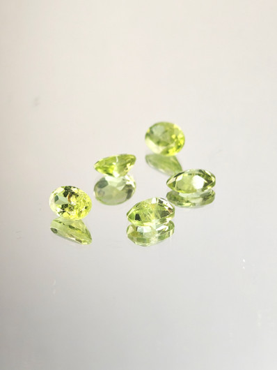 Peridootti erä ( 7 x 5 - 6 x 4 mm) ovaali