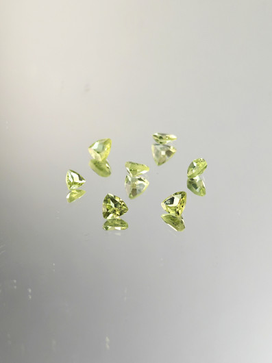Peridootti erä (4-3 mm) kolmio