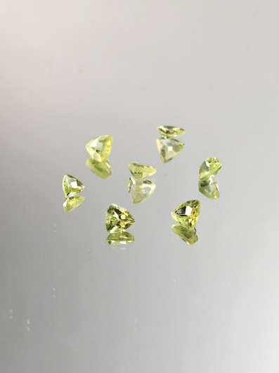 Peridootti erä (4-3 mm) kolmio