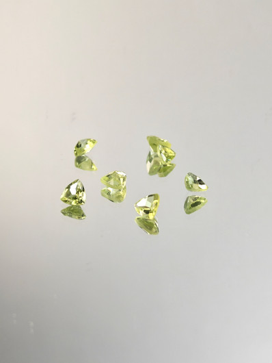Peridootti erä (4-3 mm) kolmio