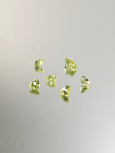 Peridootti erä (4-3 mm) kolmio
