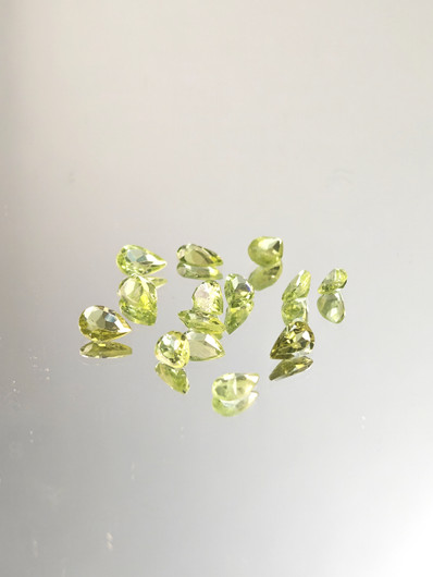 Peridootti erä ( 6 x 4 - 5 x 3 mm) pisara