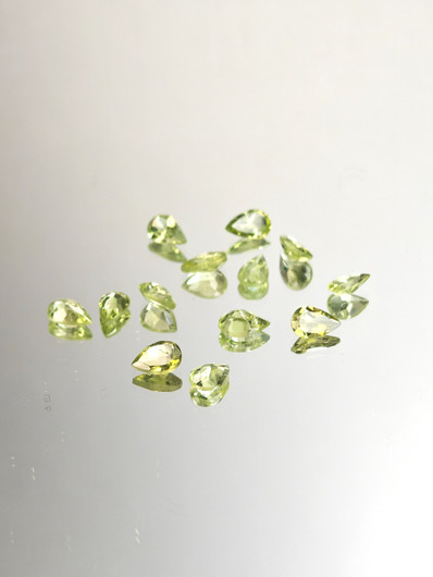 Peridootti erä ( 6 x 4 - 5 x 3 mm) pisara