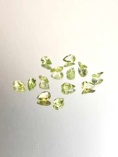 Peridootti erä ( 6 x 4 - 5 x 3 mm) pisara
