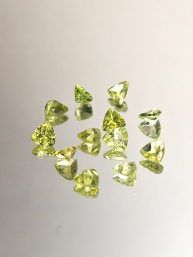 Peridootti erä (5 -4 mm) kolmio
