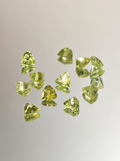 Peridootti erä (5 -4 mm) kolmio