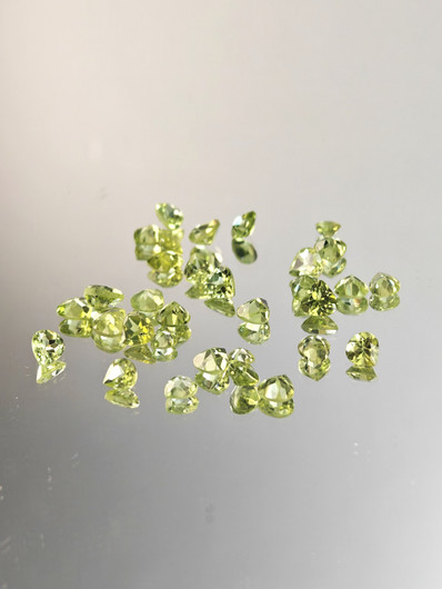 Peridootti erä ( 5 x 4 - 3 x 3 mm) pisara