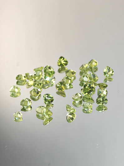 Peridootti erä ( 5 x 4 - 3 x 3 mm) pisara