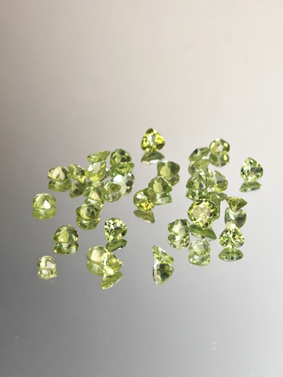 Peridootti erä ( 5 x 4 - 3 x 3 mm) pisara