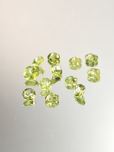 Peridootti erä ( 5 - 4 mm) pyöreä