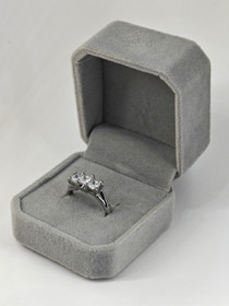 Vintage hopeasormus korukivillä