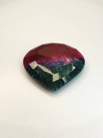 Rubiini Zoisiitti 53 x 51 x 8 mm / 169 ct pisara