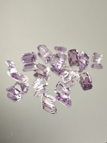 Ametisti erä ( 7-4 x 4-3 x 3-2 mm \ 0,5 ct ) smaragdi