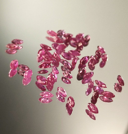 Ruby  lot ( 3.9-3.1 x 2.2-1.5 mm \ 0,08 ct ) marquise